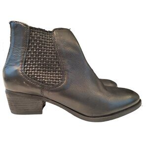 Journee Signature Women's Emerson Black Leather Booties Size 7 NWOT‎